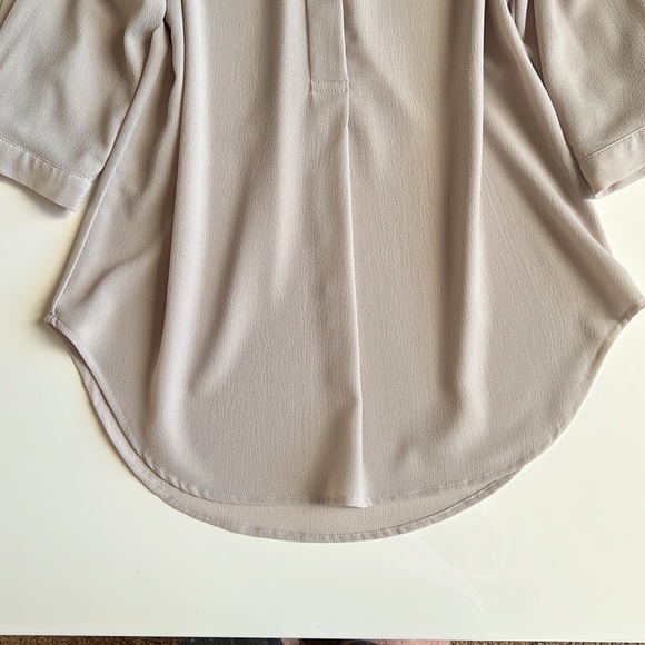 Mandee blouse crepe textured fabric, V-neck, scalloped bottom, 3/4 long - Picture 6 of 11